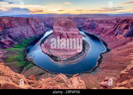 Horseshoe Bend, un méandre de la rivière Colorado, dans la région de Glen Canyon de l'Arizona, au coucher du soleil. Banque D'Images