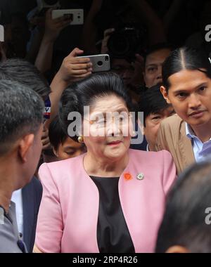 (181116) -- QUEZON CITY, 16 novembre 2018 -- l'ancienne première dame Imelda Marcos (C) est vue après avoir déposé une caution devant un tribunal anti-corruption à Quezon City, Philippines, le 16 novembre 2018. Le 9 novembre, un tribunal philippin anti-corruption a condamné l'ancienne première dame Imelda Marcos à au moins 42 ans de prison après avoir été reconnue coupable de corruption pour avoir créé des fondations privées en Suisse et avoir des intérêts financiers dans des entreprises alors qu'elle était en fonction de 1968 à 1986. (lzh) PHILIPPINES-QUEZON CITY-IMELDA MARCOS-AFFAIRE DE CORRUPTION ROUELLExUMALI PUBLICATIONxNOTxINxCHN Banque D'Images