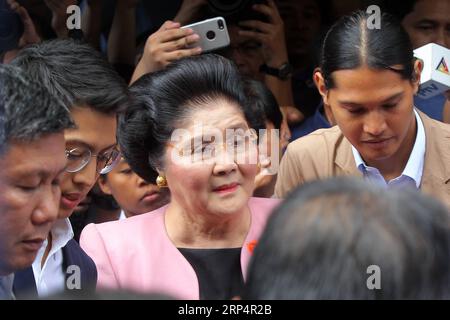 (181116) -- QUEZON CITY, 16 novembre 2018 -- l'ancienne première dame Imelda Marcos (C) est vue après avoir déposé une caution devant un tribunal anti-corruption à Quezon City, Philippines, le 16 novembre 2018. Le 9 novembre, un tribunal philippin anti-corruption a condamné l'ancienne première dame Imelda Marcos à au moins 42 ans de prison après avoir été reconnue coupable de corruption pour avoir créé des fondations privées en Suisse et avoir des intérêts financiers dans des entreprises alors qu'elle était en fonction de 1968 à 1986. (lzh) PHILIPPINES-QUEZON CITY-IMELDA MARCOS-AFFAIRE DE CORRUPTION ROUELLExUMALI PUBLICATIONxNOTxINxCHN Banque D'Images