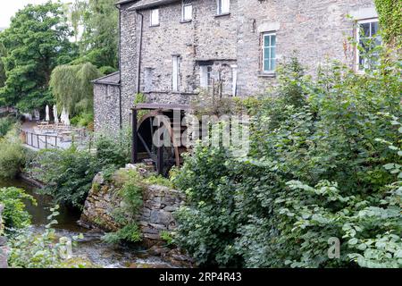 Un vieux moulin à eau anglais situé au cœur des lacs et cumbria en Angleterre Banque D'Images