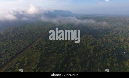 (181116) -- CHAMPASAK, 16 novembre 2018 (Xinhua) -- une photo aérienne prise le 16 novembre 2018 montre le paysage du plateau de Bolaven dans la province de Champasak, au Laos. (Xinhua/Liu Ailun)(dtf) LAOS-CHAMPASAK-BOLAVEN PLATEAU PUBLICATIONxNOTxINxCHN Banque D'Images