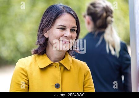 Finsterwalde, Allemagne. 03 septembre 2023. Annalena Baerbock (Bündnis 90/Die Grünen), ministre des Affaires étrangères, rend visite aux exposants lors de la Journée Brandebourg à Finsterwalde. Sous la devise «ici la musique joue», la première Journée Brandebourg après 2018 aura lieu ce week-end à Finsterwalde, une ville de 17 000 habitants. Crédit : Frank Hammerschmidt/dpa/Alamy Live News Banque D'Images