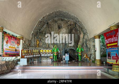 Thaïlande. 5 juillet 2023. statues à l'intérieur de la grotte. Wat Tham Sua est le plus beau temple de Kanchanaburi, Thaïlande Banque D'Images