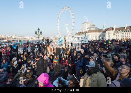 (181117) -- LONDRES, le 17 novembre 2018 -- des militants pour le climat se réunissent et manifestent au pont Westminster, à Londres, en Grande-Bretagne, le 17 novembre 2018. Des militants pour le climat ont manifesté samedi sur les principaux ponts du centre de Londres pour sensibiliser aux dangers posés par le changement climatique. GRANDE-BRETAGNE-LONDRES-MILITANTS CLIMATIQUES-MANIFESTATION RayxTang PUBLICATIONxNOTxINxCHN Banque D'Images