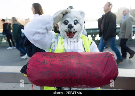 (181117) -- LONDRES, 17 novembre 2018 -- Un manifestant habillé en ours manifeste au pont Westminster, à Londres, en Grande-Bretagne, le 17 novembre 2018. Des militants pour le climat ont manifesté samedi sur les principaux ponts du centre de Londres pour sensibiliser aux dangers posés par le changement climatique. GRANDE-BRETAGNE-LONDRES-MILITANTS CLIMATIQUES-MANIFESTATION RayxTang PUBLICATIONxNOTxINxCHN Banque D'Images