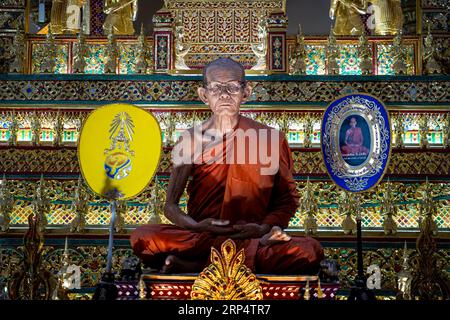 KANCHANABURI, THAÏLANDE, 5 juillet 2023 : Temple de la grotte du tigre Wat Tham Sua - momie d'autel moine bouddhiste unique Banque D'Images