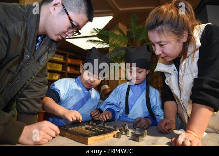 (181118) -- SHENYANG, 18 novembre 2018 -- des élèves du primaire expérimentent les processus d'impression de caractères mobiles à Shenyang, capitale de la province du Liaoning du nord-est de la Chine, 18 novembre 2018.) (Zyd) CHINA-SHENYANG-MOBILE-TYPE IMPRESSION (CN) LongxLei PUBLICATIONxNOTxINxCHN Banque D'Images