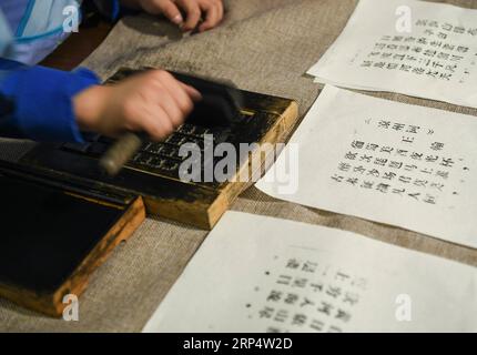 (181118) -- SHENYANG, 18 novembre 2018 -- des élèves du primaire expérimentent les processus d'impression de caractères mobiles à Shenyang, capitale de la province du Liaoning du nord-est de la Chine, 18 novembre 2018.) (Zyd) CHINA-SHENYANG-MOBILE-TYPE IMPRESSION (CN) LongxLei PUBLICATIONxNOTxINxCHN Banque D'Images