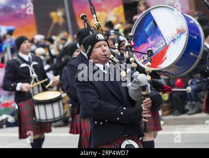 (181118) -- TORONTO, le 18 novembre 2018 -- Une fanfare assiste au défilé du Père Noël de Toronto 2018 à Toronto, Canada, le 18 novembre 2018. Avec 32 chars et 21 fanfares, le défilé du Père Noël de Toronto 2018 a lieu ici dimanche. ) CANADA-TORONTO-PARADE DU PÈRE NOËL ZouxZheng PUBLICATIONxNOTxINxCHN Banque D'Images