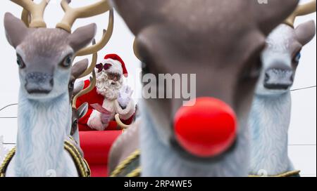 Actualités Bilder des Tages (181118) -- TORONTO, le 18 novembre 2018 -- Un artiste habillé en Père Noël fait signe aux gens sur un char pendant le défilé du Père Noël de Toronto 2018 à Toronto, Canada, le 18 novembre 2018. Avec 32 chars et 21 fanfares, le défilé du Père Noël de Toronto 2018 a lieu ici dimanche. ) CANADA-TORONTO-PARADE DU PÈRE NOËL ZouxZheng PUBLICATIONxNOTxINxCHN Banque D'Images