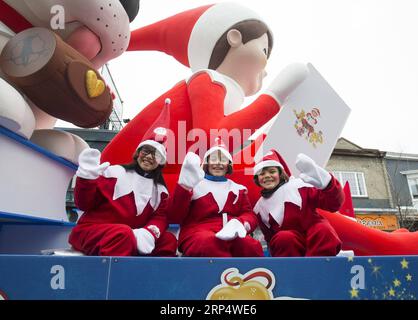 (181118) -- TORONTO, le 18 novembre 2018 -- des enfants font signe aux gens sur un char lors du défilé du Père Noël de Toronto 2018 à Toronto, Canada, le 18 novembre 2018. Avec 32 chars et 21 fanfares, le défilé du Père Noël de Toronto 2018 a lieu ici dimanche. ) CANADA-TORONTO-PARADE DU PÈRE NOËL ZouxZheng PUBLICATIONxNOTxINxCHN Banque D'Images