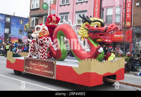 (181118) -- TORONTO, le 18 novembre 2018 -- Un dragon flottant de la communauté chinoise est vu lors du défilé du Père Noël de Toronto 2018 à Toronto, Canada, le 18 novembre 2018. Avec 32 chars et 21 fanfares, le défilé du Père Noël de Toronto 2018 a lieu ici dimanche. ) CANADA-TORONTO-PARADE DU PÈRE NOËL ZouxZheng PUBLICATIONxNOTxINxCHN Banque D'Images