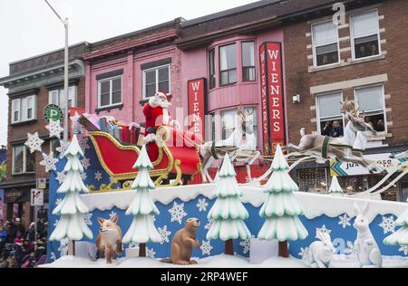 (181118) -- TORONTO, 18 nov. 2018 -- Un artiste habillé en Père Noël fait signe aux gens sur un char pendant le défilé du Père Noël de Toronto 2018 à Toronto, Canada, le 18 novembre 2018. Avec 32 chars et 21 fanfares, le défilé du Père Noël de Toronto 2018 a lieu ici dimanche. ) CANADA-TORONTO-PARADE DU PÈRE NOËL ZouxZheng PUBLICATIONxNOTxINxCHN Banque D'Images