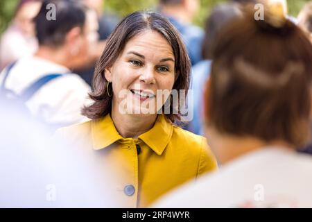 Finsterwalde, Allemagne. 03 septembre 2023. Annalena Baerbock (Bündnis 90/Die Grünen), ministre des Affaires étrangères, rend visite aux exposants lors de la Journée du Brandebourg. Sous la devise «ici la musique joue», la première Journée Brandebourg après 2018 aura lieu ce week-end à Finsterwalde, une ville de 17 000 habitants. Crédit : Frank Hammerschmidt/dpa/Alamy Live News Banque D'Images