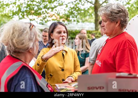 Finsterwalde, Allemagne. 03 septembre 2023. Annalena Baerbock (Bündnis 90/Die Grünen), ministre des Affaires étrangères, s'exprime sur le stand de l'Association sociale allemande à l'occasion de la Journée du Brandebourg. Sous la devise «ici la musique joue», la première Journée Brandebourg après 2018 aura lieu ce week-end à Finsterwalde, une ville de 17 000 habitants. Crédit : Frank Hammerschmidt/dpa/Alamy Live News Banque D'Images