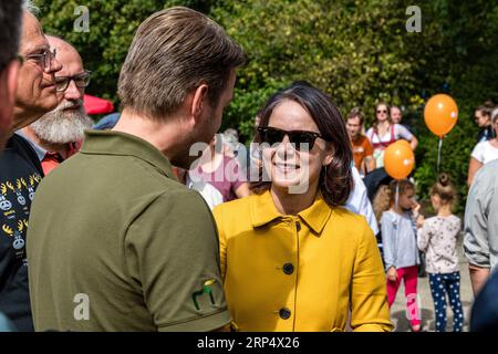 Finsterwalde, Allemagne. 03 septembre 2023. Annalena Baerbock (Bündnis 90/Die Grünen), ministre des Affaires étrangères, discute avec un visiteur lors de la Journée Brandebourg. Sous la devise «ici la musique joue», la première Journée Brandebourg après 2018 aura lieu ce week-end à Finsterwalde, une ville de 17 000 habitants. Crédit : Frank Hammerschmidt/dpa/Alamy Live News Banque D'Images