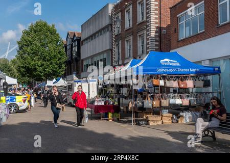 Marché en plein air dans le centre-ville de Staines-upon-Thames, Surrey, Angleterre, Royaume-Uni, avec des gens qui font du shopping Banque D'Images