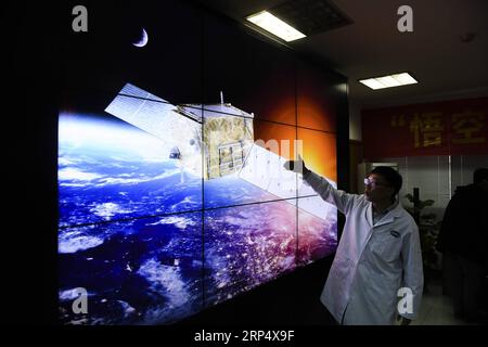 (181120) -- BEIJING, 20 novembre 2018 -- Chang Jin, scientifique en chef de l'explorateur de particules de matière noire (DAMPE), présente le satellite à l'Observatoire de la montagne pourpre de l'Académie chinoise des sciences (cas) à Nanjing, dans la province de Jiangsu, dans l'est de la Chine, le 2 novembre 2017.) (Wyo) titres de Xinhua : le réveil d'une Chine innovante JixChunpeng PUBLICATIONxNOTxINxCHN Banque D'Images