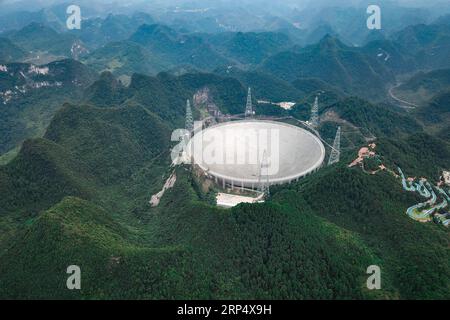 (181120) -- BEIJING, 20 novembre 2018 -- la photo prise le 10 septembre 2018 montre le radiotélescope sphérique à ouverture de cinq cents mètres de Chine (FAST) dans la province du Guizhou du sud-ouest de la Chine. )(wyo) Xinhua Headlines : le réveil d'une Chine innovante OuxDongqu PUBLICATIONxNOTxINxCHN Banque D'Images