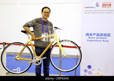 (181120) -- BEIJING, 20 novembre 2018 -- un membre du personnel montre un vélo fabriqué avec des matériaux nanométriques lors de la conférence et exposition CHINANO 2018 à Suzhou, province de Jiangsu dans l'est de la Chine, le 24 octobre 2018.) (Wyo) titres de Xinhua : le réveil d'une Chine innovante WangxJiankang PUBLICATIONxNOTxINxCHN Banque D'Images