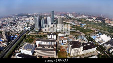 (181120) -- PÉKIN, 20 novembre 2018 (Xinhua) -- une photo aérienne prise le 29 octobre 2013 montre une scène de la région de Waigaoqiao dans la zone franche de Shanghai (FTZ) à Pudong de Shanghai, dans l'est de la Chine. Au cours des cinq dernières années, du tourisme à l agriculture, de la technologie aux nécessités quotidiennes et des villes côtières aux zones intérieures, les zones franches chinoises ont offert à la nation de nombreux progrès dans les explorations institutionnelles. Le 29 septembre 2013, la Chine a établi sa première zone franche pilote à Shanghai, le centre financier du pays. Et le 16 octobre 2018, la Chine a lancé un plan pour établir Hainan comme FTZ pilote, la 12e et la Banque D'Images