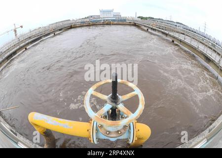 (181120) -- SHISHI, 20 novembre 2018 -- la photo prise le 20 novembre 2018 montre la station d'épuration de la ville de Shishi, dans la province du Fujian du sud-est de la Chine. La centrale photovoltaïque construite au-dessus d’une station d’épuration des eaux usées a été connectée au réseau et a commencé à produire de l’électricité. Couvrant une superficie de plus de 4 000 mètres carrés, la centrale photovoltaïque devrait générer 3,5 millions de kilowattheures par an. ) (wsw) CHINE-FUJIAN-SHISHI-CENTRALE PHOTOVOLTAÏQUE (CN) SongxWeiwei PUBLICATIONxNOTxINxCHN Banque D'Images