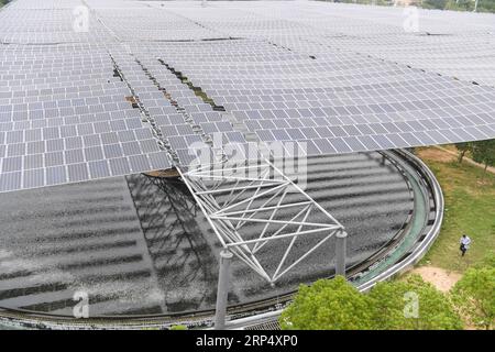 (181120) -- SHISHI, 20 novembre 2018 -- des panneaux solaires sont observés dans une usine de traitement des eaux usées de la ville de Shishi, dans la province du Fujian du sud-est de la Chine, le 20 novembre 2018. La centrale photovoltaïque construite au-dessus d’une station d’épuration des eaux usées a été connectée au réseau et a commencé à produire de l’électricité. Couvrant une superficie de plus de 4 000 mètres carrés, la centrale photovoltaïque devrait générer 3,5 millions de kilowattheures par an. ) (wsw) CHINE-FUJIAN-SHISHI-CENTRALE PHOTOVOLTAÏQUE (CN) SongxWeiwei PUBLICATIONxNOTxINxCHN Banque D'Images