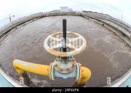 (181120) -- SHISHI, 20 novembre 2018 -- la photo prise le 20 novembre 2018 montre la station d'épuration de la ville de Shishi, dans la province du Fujian du sud-est de la Chine. La centrale photovoltaïque construite au-dessus d’une station d’épuration des eaux usées a été connectée au réseau et a commencé à produire de l’électricité. Couvrant une superficie de plus de 4 000 mètres carrés, la centrale photovoltaïque devrait générer 3,5 millions de kilowattheures par an. ) (wsw) CHINE-FUJIAN-SHISHI-CENTRALE PHOTOVOLTAÏQUE (CN) SongxWeiwei PUBLICATIONxNOTxINxCHN Banque D'Images