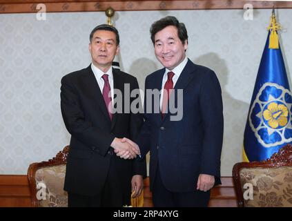 (181120) -- SÉOUL, le 20 novembre 2018 -- le conseiller d'État chinois Wang Yong (à gauche) rencontre le Premier ministre sud-coréen Lee Nak-yon à Séoul, Corée du Sud, le 19 novembre 2018.) (dhf) CORÉE DU SUD-SÉOUL-WANG YONG-PM-MEETING WangxJingqiang PUBLICATIONxNOTxINxCHN Banque D'Images