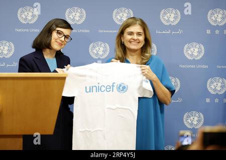 (181120) -- NATIONS UNIES, 20 novembre 2018 -- l'actrice britannique Millie Bobby Brown (G) reçoit un T-shirt de l'UNICEF lors d'une conférence de presse au siège de l'ONU à New York, le 20 novembre 2018. Millie Bobby Brown s est engagée mardi à défendre les droits de l enfant dans son nouveau rôle de plus jeune ambassadrice de bonne volonté de l agence des Nations Unies pour l enfance. ONU-UNICEF-AMBASSADEUR DE BONNE VOLONTÉ-MILLIE BOBBY BROWN-CONFÉRENCE DE PRESSE LIXMUZI PUBLICATIONXNOTXINXCHN Banque D'Images