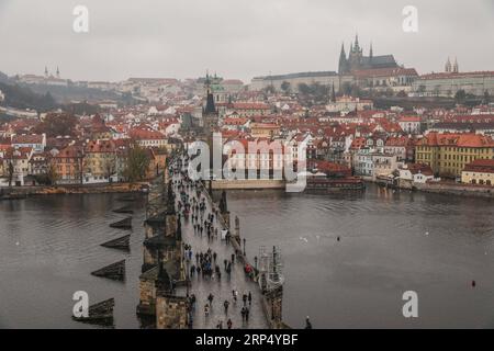 (181121) -- PRAGUE, 21 novembre 2018 -- les touristes marchent sur le pont Charles à Prague, capitale de la République tchèque, 20 novembre 2018. Ville historique, la capitale tchèque est ornée de nombreux monuments médiévaux. Le long de la rivière Voltava, la vieille ville, la petite ville et la nouvelle ville ont été construites entre le 11e et le 18e siècle. Le centre historique de Prague a été inscrit sur la liste du patrimoine mondial de l'UNESCO en 1992. ) (clq) RÉPUBLIQUE TCHÈQUE-PRAGUE-PAYSAGE ZhengxHuansong PUBLICATIONxNOTxINxCHN Banque D'Images