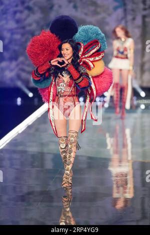 (181121) -- PÉKIN, 21 novembre 2018 -- photo de dossier prise le 20 novembre 2017 montre le mannequin chinois Liu Wen présentant une création lors du défilé de mode secret de Victoria 2017 à Shanghai dans l'est de la Chine. Depuis 1978, lorsque la Chine a commencé sa politique de réforme et d'ouverture, une porte vers le monde extérieur s'est ouverte. Avec les produits importés, les idées de mode ont inévitablement glissé en Chine et depuis lors, le pays, qui était un peu manque de diversité de mode, a commencé son voyage pour poursuivre la mode. Au cours des quatre dernières décennies, la soif de beauté a conduit les Chinois à poursuivre tous les f possibles Banque D'Images