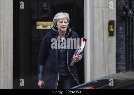 (181121) -- LONDRES, le 21 novembre 2018 -- la première ministre britannique Theresa May quitte Downing Street pour les questions du premier ministre à Londres, en Grande-Bretagne, le 21 novembre 2018. May a une réunion prévue plus tard dans la journée avec le président de la Commission européenne, Jean-Claude Juncker. )(wsw) BRITAIN-LONDON-THERESA MAY-PMQ StephenxChung PUBLICATIONxNOTxINxCHN Banque D'Images