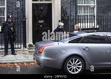 (181121) -- LONDRES, le 21 novembre 2018 -- la première ministre britannique Theresa May quitte Downing Street pour les questions du premier ministre à Londres, en Grande-Bretagne, le 21 novembre 2018. May a une réunion prévue plus tard dans la journée avec le président de la Commission européenne, Jean-Claude Juncker. )(wsw) BRITAIN-LONDON-THERESA MAY-PMQ StephenxChung PUBLICATIONxNOTxINxCHN Banque D'Images