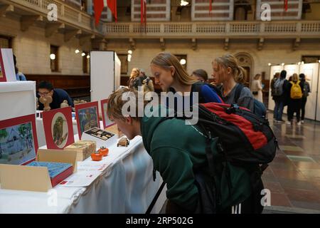 (181121) -- COPENHAGUE, le 21 novembre 2018 -- les visiteurs visitent l'exposition de dessins culturels chinois traditionnels exceptionnels et les 24 Solar Terms Creative Designs, à Copenhague, Danemark, le 21 novembre 2018. L'exposition a débuté ici mercredi. ) DANEMARK-COPENHAGUE-CHINE-DESIGNS-EXPOSITION HouxYankun PUBLICATIONxNOTxINxCHN Banque D'Images