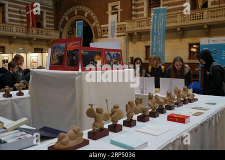 (181121) -- COPENHAGUE, le 21 novembre 2018 -- les visiteurs visitent l'exposition de dessins culturels chinois traditionnels exceptionnels et les 24 Solar Terms Creative Designs, à Copenhague, Danemark, le 21 novembre 2018. L'exposition a débuté ici mercredi. ) DANEMARK-COPENHAGUE-CHINE-DESIGNS-EXPOSITION HouxYankun PUBLICATIONxNOTxINxCHN Banque D'Images