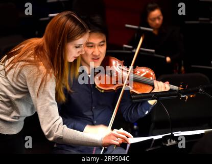 (181122) -- BEIJING, 22 novembre 2018 -- Aleksandra Denga(L), de Pologne, s'entretient avec sa collègue lors d'une répétition au Centre national des arts de la scène à Beijing, capitale de la Chine, le 19 octobre 2018. Après avoir obtenu son diplôme de l'Académie de musique de Gdansk en 2014, Aleksandra est venue en Chine pour travailler avec l'Orchestre Symphonique de Guiyang en tant que violoniste dans la province du Guizhou du sud-ouest de la Chine, trois ans plus tard après un court séjour en Pologne, elle a décidé de revenir en Chine, cette fois, elle a trouvé un emploi au Centre national pour l'Orchestre des arts de la scène. Au début, c'était un adv assez effrayant Banque D'Images