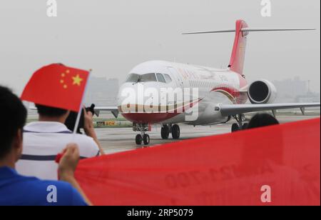 (181122) -- PÉKIN, 22 novembre 2018 (Xinhua) -- Chengdu Airlines ARJ21-700 arrive à l'aéroport international de Hongqiao à Shanghai, dans l'est de la Chine, le 28 juin 2016. Filiales de Aviation Industry Corporation of China (AVIC) et commercial Aircraft Corporation of China Ltd (COMAC) ont mis en place un centre de conception commun pour développer des nez pour les avions commerciaux développés par la Chine, AVIC a déclaré le 21 novembre 2018. Selon l'accord de coopération, AVIC Chengdu Aircraft Corporation commercial Aircraft Co., Ltd et COMAC Shanghai Aircraft Design and Research Institute unissent leurs efforts pour concevoir des nez pour tout l'air Banque D'Images