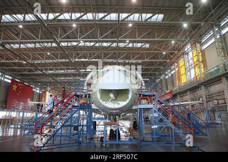 (181122) -- PÉKIN, 22 novembre 2018 (Xinhua) -- Chengdu Airlines ARJ21-700 arrive à l'aéroport international de Hongqiao à Shanghai, dans l'est de la Chine, le 28 juin 2016. Filiales de Aviation Industry Corporation of China (AVIC) et commercial Aircraft Corporation of China Ltd (COMAC) ont mis en place un centre de conception commun pour développer des nez pour les avions commerciaux développés par la Chine, AVIC a déclaré le 21 novembre 2018. Selon l'accord de coopération, AVIC Chengdu Aircraft Corporation commercial Aircraft Co., Ltd et COMAC Shanghai Aircraft Design and Research Institute unissent leurs efforts pour concevoir des nez pour tout l'air Banque D'Images