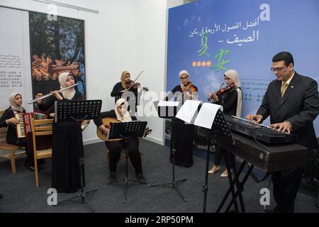 (181122) -- ISMAILIA, 22 novembre 2018 -- un enseignant et des étudiants de l'Université du Canal de Suez jouent la chanson folklorique chinoise Jasmine Flower lors de la cérémonie d'ouverture d'une exposition culturelle présentant Beijing, capitale de la Chine, à Ismailia, Egypte, le 21 novembre, 2018. l ' exposition a été inaugurée mercredi dans le bâtiment de l ' Institut Confucius de l ' Université du Canal de Suez. L'expo était destinée à fournir aux visiteurs, principalement les étudiants chinois, des informations étendues sur Pékin, a déclaré Hassan Ragab, directeur de l'Institut Confucius à l'Université du Canal de Suez. POUR ALLER AVEC Feature : exposition culturelle chinoise en Egypte ouverte Banque D'Images