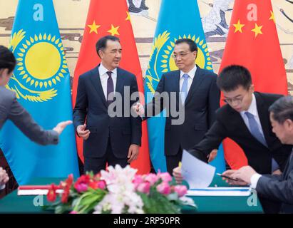 (181122) -- PÉKIN, le 22 novembre 2018 -- le Premier ministre chinois Li Keqiang et son homologue kazakh Bakytzhan Sagintayev assistent à la signature de documents de coopération bilatérale après la quatrième réunion régulière entre le Premier ministre chinois et le Premier ministre kazakh à Pékin, capitale de la Chine, le 22 novembre 2018. )(MCG) CHINA-BEIJING-LI KEQIANG-KAZAKH PM-REGULAR MEETING (CN) ZHAIXJIANLAN PUBLICATIONXNOTXINXCHN Banque D'Images