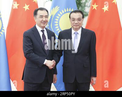 (181122) -- PÉKIN, le 22 novembre 2018 -- le Premier ministre chinois Li Keqiang et son homologue kazakh Bakytzhan Sagintayev tiennent la quatrième réunion régulière entre le Premier ministre chinois et le Premier ministre kazakh à Pékin, capitale de la Chine, le 22 novembre 2018. )(MCG) CHINA-BEIJING-LI KEQIANG-KAZAKH PM-REGULAR MEETING (CN) YAOXDAWEI PUBLICATIONXNOTXINXCHN Banque D'Images