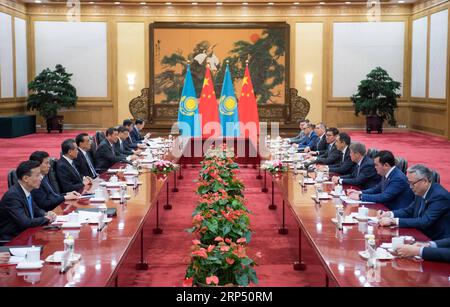 (181122) -- PÉKIN, le 22 novembre 2018 -- le Premier ministre chinois Li Keqiang et son homologue kazakh Bakytzhan Sagintayev tiennent la quatrième réunion régulière entre le Premier ministre chinois et le Premier ministre kazakh à Pékin, capitale de la Chine, le 22 novembre 2018. )(MCG) CHINA-BEIJING-LI KEQIANG-KAZAKH PM-REGULAR MEETING (CN) ZHAIXJIANLAN PUBLICATIONXNOTXINXCHN Banque D'Images