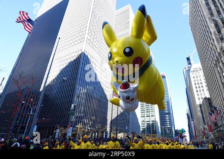 (181122) -- NEW YORK, 22 novembre 2018 -- le ballon de Pikachu est vu lors du défilé du jour de Thanksgiving de Macy 2018 à New York, aux États-Unis, le 22 novembre 2018. Malgré le froid glacial et les vents forts, des millions de personnes de New York et du monde entier ont bordé les rues de Manhattan pour regarder l'éblouissante exposition de ballons et de chars à la 92e édition annuelle Macy s Thanksgiving Day Parade jeudi.) ÉTATS-UNIS-NEW YORK-THANKSGIVING DAY PARADE LIXRUI PUBLICATIONXNOTXINXCHN Banque D'Images