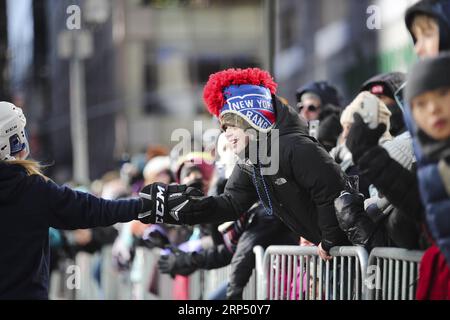 (181122) -- NEW YORK, 22 novembre 2018 -- Un garçon interagit avec des artistes lors du défilé du jour de Thanksgiving de Macy 2018 à New York, aux États-Unis, le 22 novembre 2018. Malgré le froid glacial et les vents forts, des millions de personnes de New York et du monde entier ont bordé les rues de Manhattan pour regarder l'éblouissante exposition de ballons et de chars à la 92e édition annuelle Macy s Thanksgiving Day Parade jeudi.) ÉTATS-UNIS-NEW YORK-THANKSGIVING DAY PARADE WANGXYING PUBLICATIONXNOTXINXCHN Banque D'Images