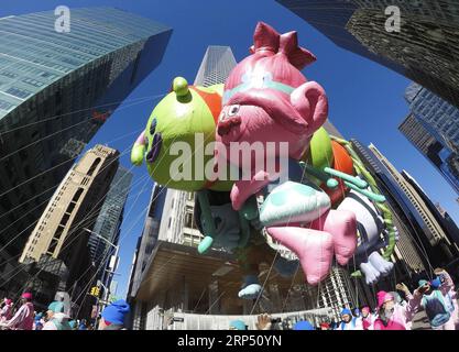 (181122) -- NEW YORK, 22 novembre 2018 -- le ballon de trolls est vu lors du défilé du jour de Thanksgiving de Macy 2018 à New York, aux États-Unis, le 22 novembre 2018. Malgré le froid glacial et les vents forts, des millions de personnes de New York et du monde entier ont bordé les rues de Manhattan pour regarder l'éblouissante exposition de ballons et de chars à la 92e édition annuelle Macy s Thanksgiving Day Parade jeudi.) ÉTATS-UNIS-NEW YORK-THANKSGIVING DAY PARADE WANGXYING PUBLICATIONXNOTXINXCHN Banque D'Images