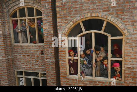 (181123) -- SRINAGAR, 23 novembre 2018 -- les Cachemiriens assistent à la procession funéraire d'un militant tué Shahid Bashir dans un village du district de Kulgam, à environ 65 km au sud de la ville de Srinagar, capitale estivale du Cachemire contrôlé par les Indiens, le 23 novembre 2018. Six militants, dont le commandant en chef de l'organisation militante Lashkar-e-Toiba (LET), ont été tués vendredi dans une fusillade féroce avant l'aube dans le Cachemire sous contrôle indien, a déclaré la police. La fusillade a éclaté tôt vendredi dans le village de Sutkipora de Bijbehara dans le district d'Anantnag, à environ 48 km au sud de la ville de Srinagar.) KASHMIR-SRINAGAR-MILITANT-FUNÈBRE JAVEDXDAR Banque D'Images