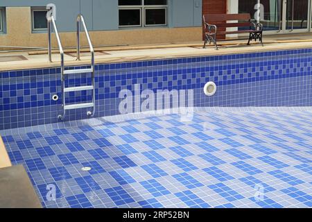 Piscine vide carrelée bleu vif avant le premier remplissage Banque D'Images