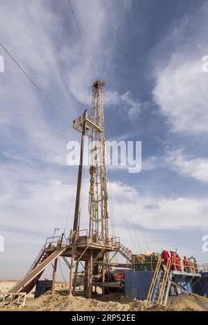 (181124) -- MINYA, 24 novembre 2018 -- Une plate-forme de forage de 40 mètres de haut de 650 chevaux et d'autres équipements lourds sont vus pendant les essais de pompage pour un puits dans le désert occidental près de la province méridionale de Minya en Égypte, le 20 novembre 2018. Produisant de 600 à 750 mètres cubes d'eau par heure, le puits est l'un des 30 puits forés par ZPEC comme étape initiale de localisation et de creusement de 300 puits pour faciliter la récupération de quelque 120 000 feddans pour la culture de millions de tonnes de betteraves sucrières. POUR ALLER AVEC la caractéristique : la société de forage de la Chine apporte de l eau au désert de l Egypte pour la future usine géante de sucre ) EGYPT-MINY Banque D'Images