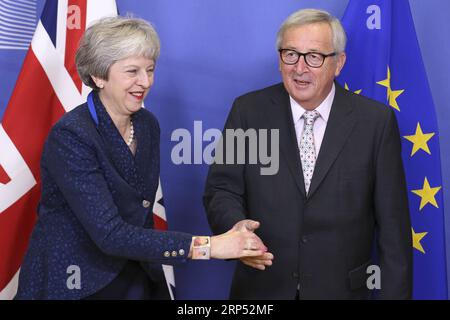 (181124) -- BRUXELLES, le 24 novembre 2018 -- le président de la Commission européenne Jean-Claude Juncker (à droite) serre la main de la première ministre britannique Theresa May lors de leur rencontre à Bruxelles, en Belgique, le 24 novembre 2018. Les prochaines 72 heures sont cruciales dans les négociations sur le Brexit entre la Grande-Bretagne et l’Union européenne (UE), a déclaré jeudi la première ministre Theresa May à la Chambre des communes. BELGIQUE-BRUXELLES-COMMISSION EUROPÉENNE-JUNCKER-UK-MAY-MEETING YEXPINGFAN PUBLICATIONXNOTXINXCHN Banque D'Images
